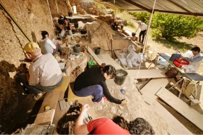 Investigadors treballant en el jaciment del Molí de Salt.