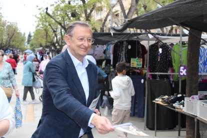 El candidat popular Pere Huguet durant la seva visita a Tortosa.