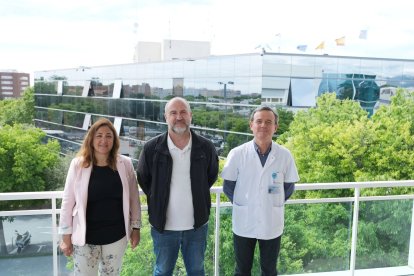 La regidora d’Igualtat i Salut, l’alcalde de Cambrils i el director de l’Hospital Lleuger, a la presentació.