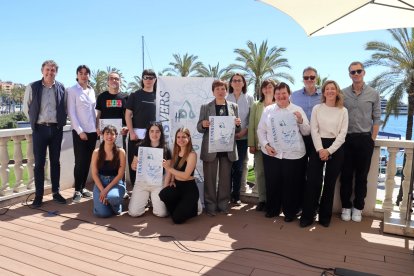 Organitzadors i participants de la tercera edició del festival de poesia Transvers de Tarragona.