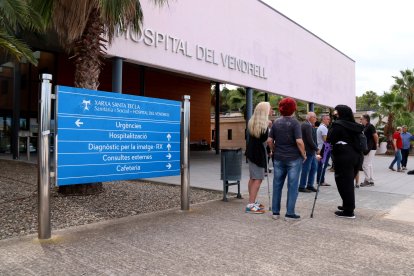 Usuaris a l'exterior de l'Hospital del Vendrell.