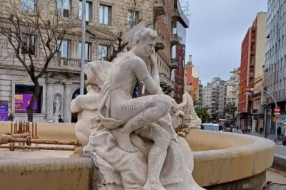 Estat en que es troba una de les escultures de la Font del Centenari.