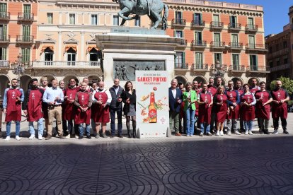 Fotografia de família de la Ganxet Pintxo a la plaça Prim.