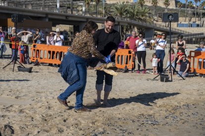 Viñuales participant en l'alliberament de la tortuga marina Aran.