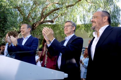 El president del PP, Alberto Núñez Feijóo, el candidat del PPC, Alejandro Fernández, i el de Tarragona, Pere Lluís Huguet, al míting de Tarragona.