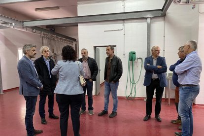 L'alcalde de Falset, Carlos Brull, conjuntament amb altres autoritats locals, visitant les instal·lacions de l'escorxador del municipi.