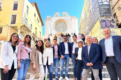 Mònica Sales acompanyada de la resta de candidats a les escales de la Catedral.