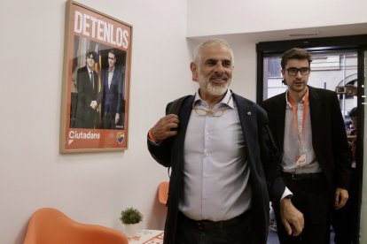 El candidat de Cs, Carlos Carrizosa, arriba a al seu del partit per seguir la nit electoral.