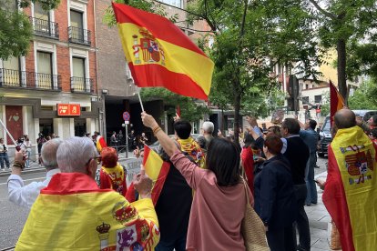 Protesta davant la seu del PSOE al carrer Ferraz de Madrid.