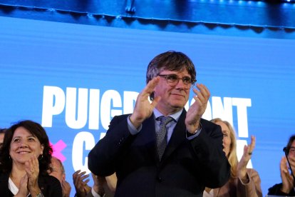 Puigdemont recibiendo aplausos de algunos de los presentes en el pabellón de Argelès