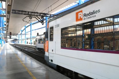 Un tren de Rodalies aturat a l'estació de Lleida-Pirineus.