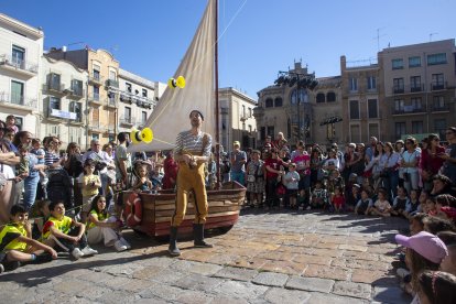 Fotografia de l’espectacle ‘Big Fish’ de la companyia Cirque Au Carré a la plaça del Mercadal.