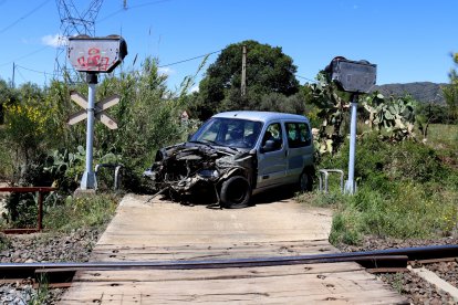 Imatge del vehicle després de col·lidir amb un tren de mercaderies a la Selva del Camp.