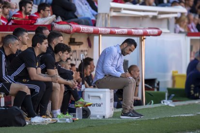 El tècnic del Nàstic, Dani Vidal, prenent apunts a la banqueta del Nou Estadi Costa Daurada.