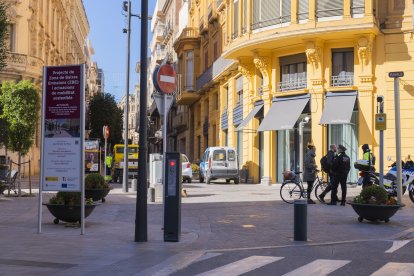 La implantació de la Zona de Baixes Emissions ha anat acompanyada de mesures complementàries, com la pacificació del trànsit al raval de Santa Anna.