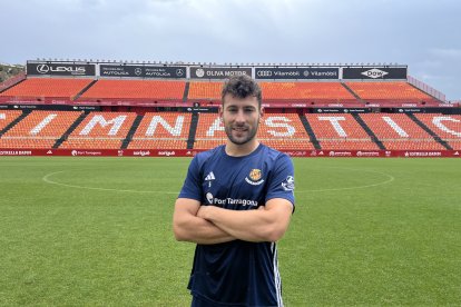 El jugador del Nàstic, Unai Dufur, a la gespa del Nou Estadi.