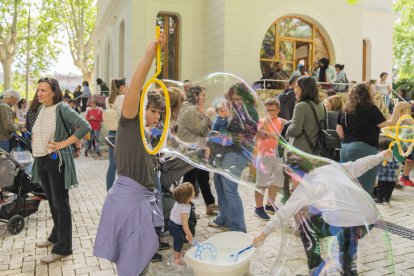 La festa de bombolles per a celebrar el Dia Internacional de les Famílies va ser tot un èxit tant per als infants com per als adults.