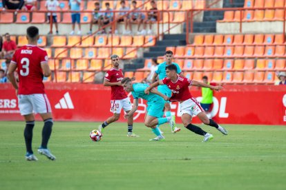 Marc Montalvo, defensant l’atacant del Barça, Fermín López, en la victòria grana a la primera volta.