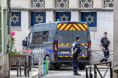 Agents de la policia francesa fan guàrdia davant de la sinagoga atacada al carrer on l'home ha estat disparat, a Rouen.