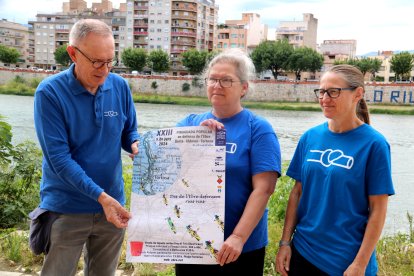 Representant de la PDE amb el cartell de la 23a piraguada popular.