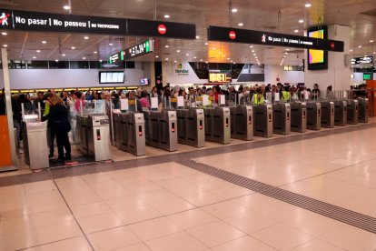 Viatgers a l'estació de Sants atrapats per la manca de servei de Rodalies el 12-M.