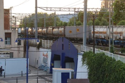 Un tren de mercaderies passant pel barri del Serrallo de Tarragona.