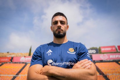 El defensa del Nàstic de Tarragona, Nacho González, a la gespa del Nou Estadi Costa Daurada.