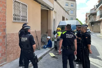 Diversos agents de la policia durant la desconnexió de l'electricitat punxada.