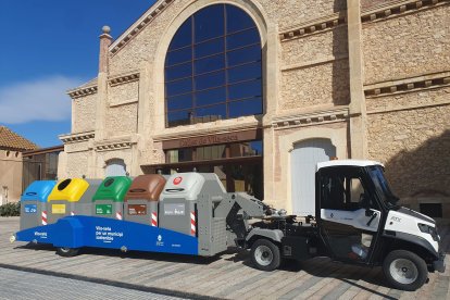 Un vehicle elèctric col·locarà i treurà cada dia els contenidors a les quatre zones del centre històric.