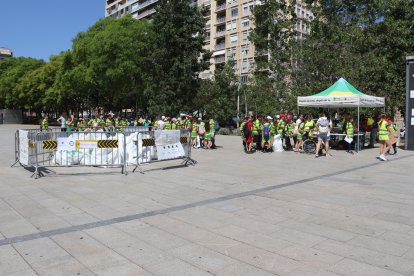 Escolars de Reus arribant a la plaça de la Llibertat, on han deixat els residus recollits.