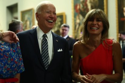 Joe Biden i Begoña Gómez riuen durant la visita al Museu del Prado en el marc de la cimera de l'OTAN a Madrid.