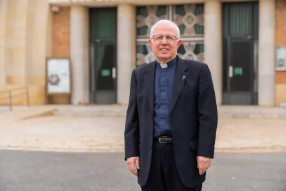 El Pare Mario Buonnano, Superior dels Pares Rogacionistes, davant la Parròquia del Loreto.