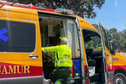 Un sanitari puja a una ambulància, al lloc del succés.