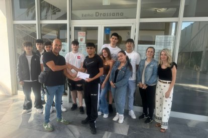 Moment de l'entrega del donatiu a la campanya 'Cambrils Pels Valents'.