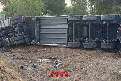 Imatge del camió bolcat a l'AP-7 a Vila-seca.