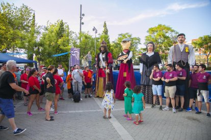 Los gegants y la música llenarán las fiestas de los barrios de la ciudad.