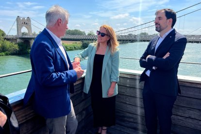 La consellera Natàlia Mas con el alcalde de Amposta observante el río Ebro y el puente colgante.