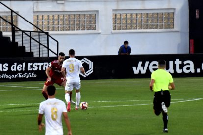 Nacho González enfrontant-se al davanter del Ceuta, Rodri Ríos, durant el partit d’anada.