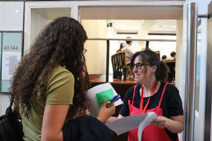 Una estudiant entrant a l'aula per fer les PAU.