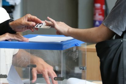 Imatge d'una votació aquest diumenge, 9 de juny, al matí.