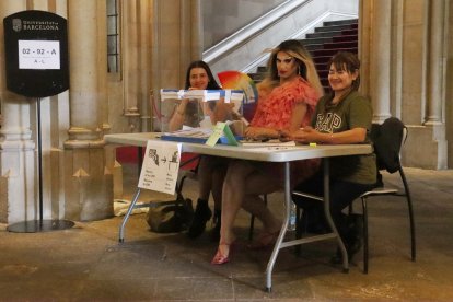 Imatge de la drag queen 'Pitita' a la mesa electoral.