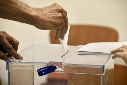 Un home introdueix el seu vot en una urna de les eleccions europees en un col·legi electoral de Sant Sadurní d'Anoia