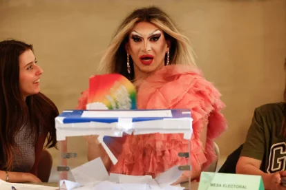 La Drag Queen Pitita,  lista para su actuación de esta noche, preside una mesa en el colegio electoral montado en la Universidad de Barcelona, durante los comicios europeos este domingo