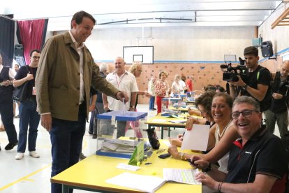 El candidat del PSC, Javi López, en el moment d'emetre el seu sufragi a l'Escola Auró de l'Esquerra de l'Eixample