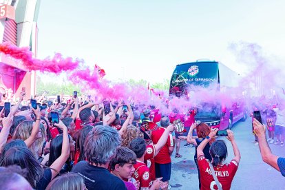 Des d’hores abans de l’inici del partit els voltants del Nou Estadi Costa Daura es van omplir i la rebuda als jugadors va ser la de les grans ocasions.