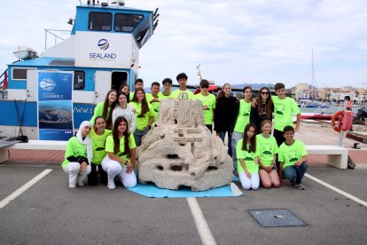 Alumnes de quart d'ESO de l'Institut Escola Joan Ardèvol de Cambrils amb el biòtop que han creat.