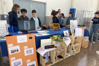 Alumnes de cinquè de primària de l’Escola Doctor Alberich i Casas presentant el seu projecte.