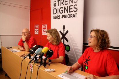 Representants de la plataforma Trens Dignes en roda de premsa.