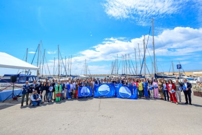 Imatge del lliurament de banderes blaves al port de Segur de Calafell.