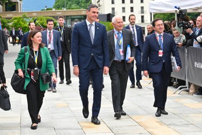 El president del govern espanyol, Pedro Sánchez, amb el cap de la diplomàtica europea, Josep Borrell, a Lucerna